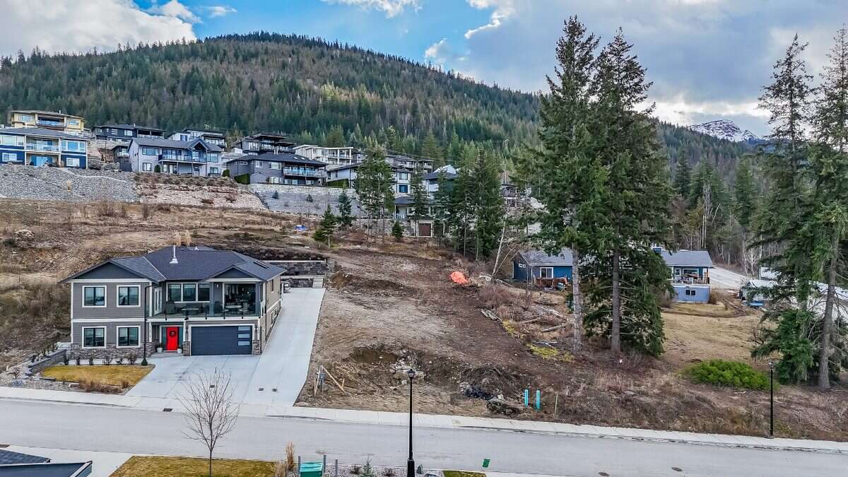 Rare - one of the largest lake-view lots!
