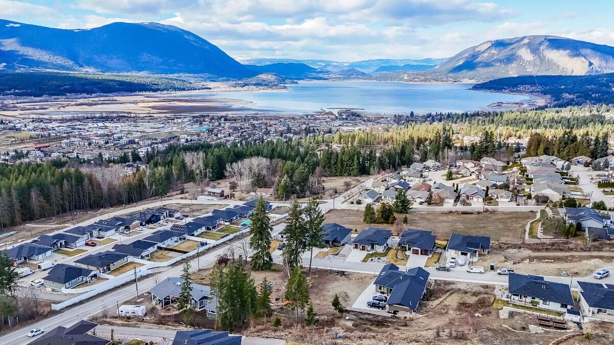 Rare - one of the largest lake-view lots!