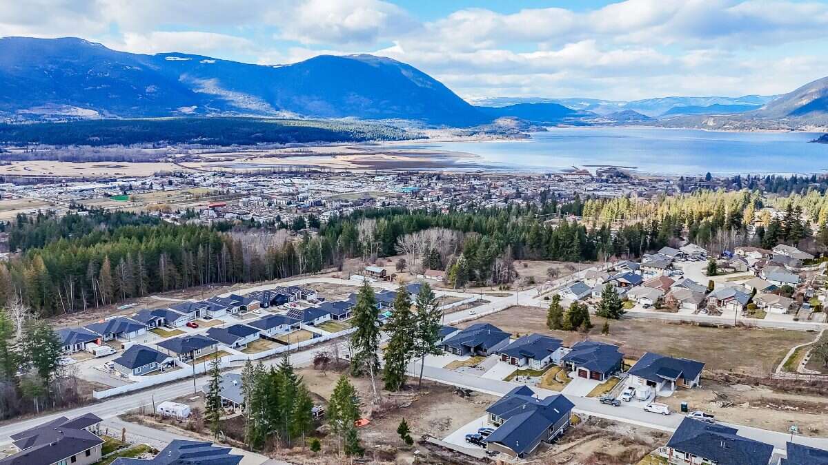 Rare - one of the largest lake-view lots!