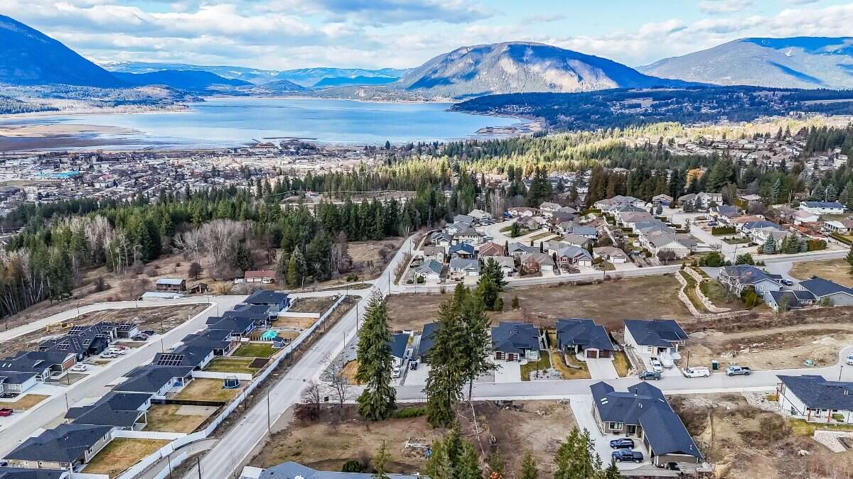 Rare - one of the largest lake-view lots!