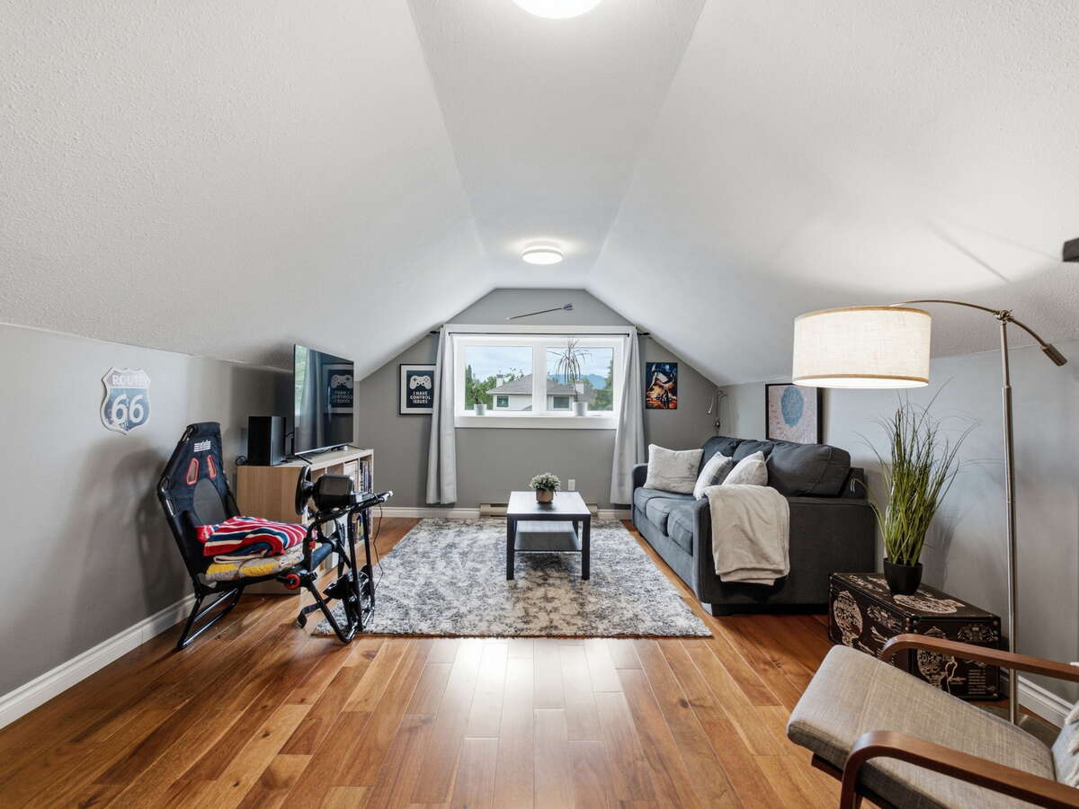 Fully Renovated Shannon Lake Family Home with Pool