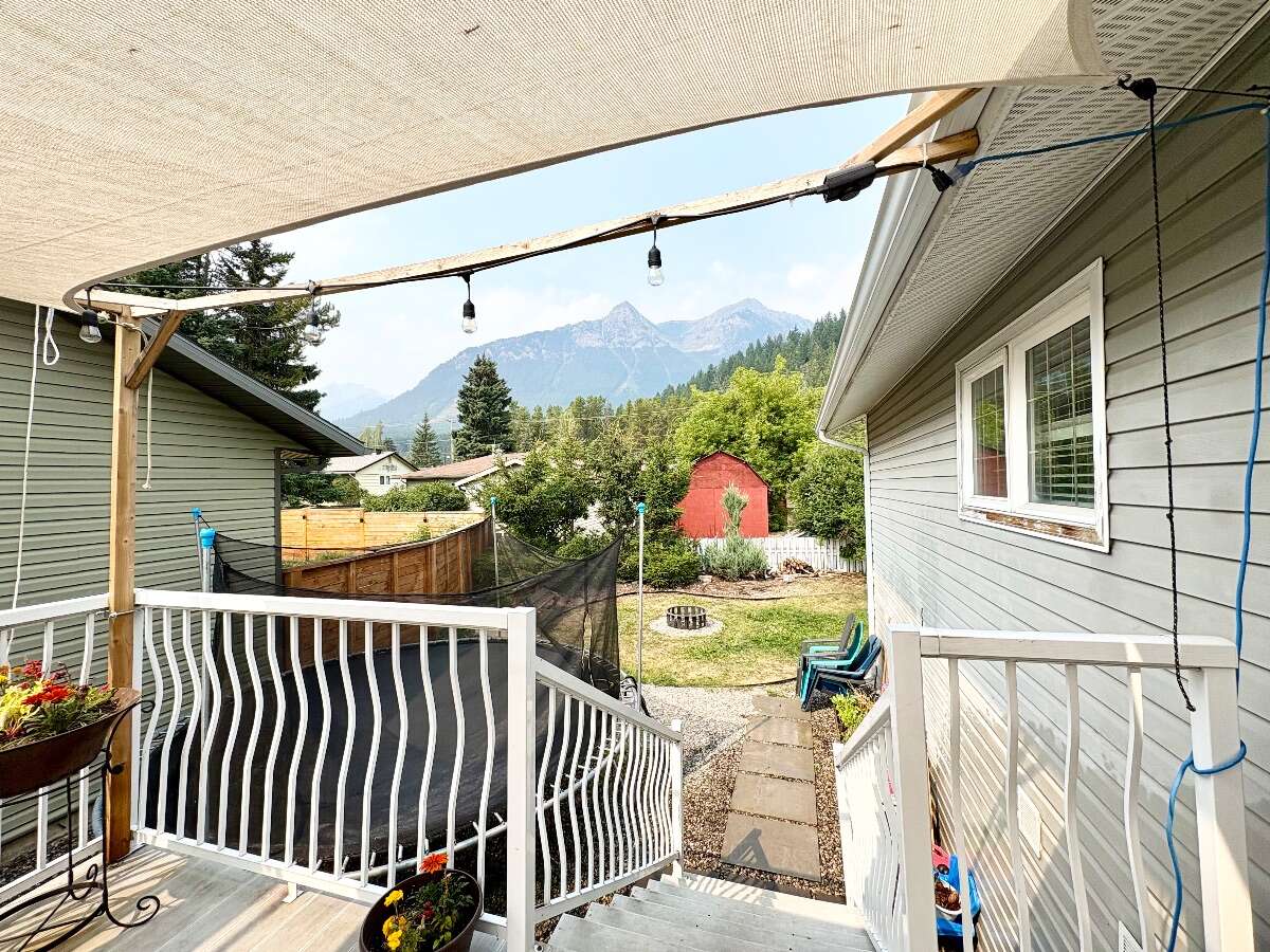 Bright & Spacious Family Home in Downtown Elkford
