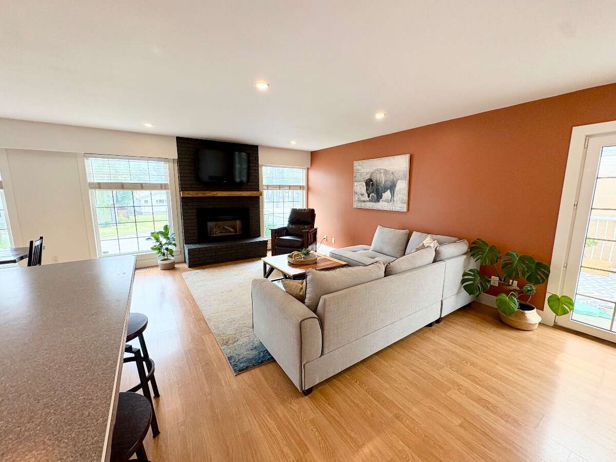 Bright & Spacious Family Home in Downtown Elkford