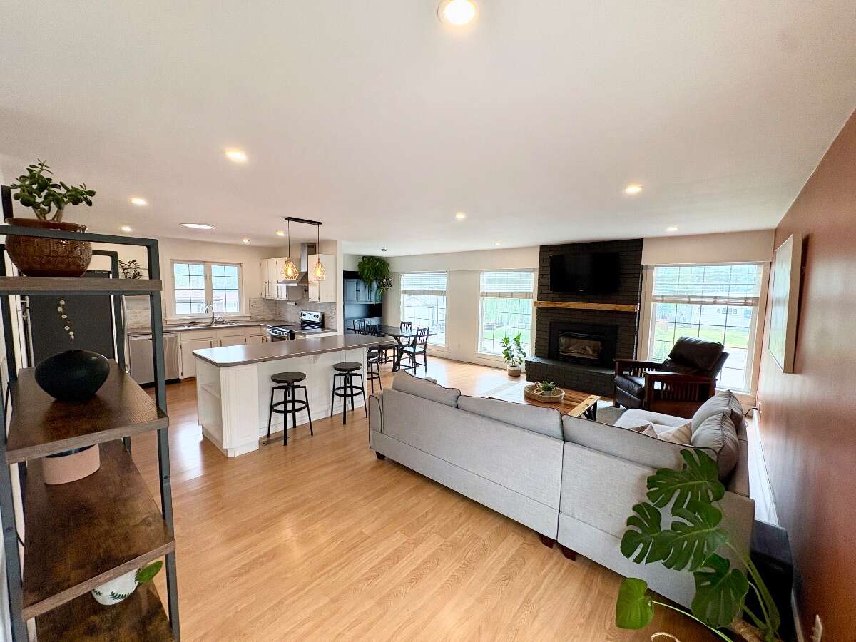 Bright & Spacious Family Home in Downtown Elkford