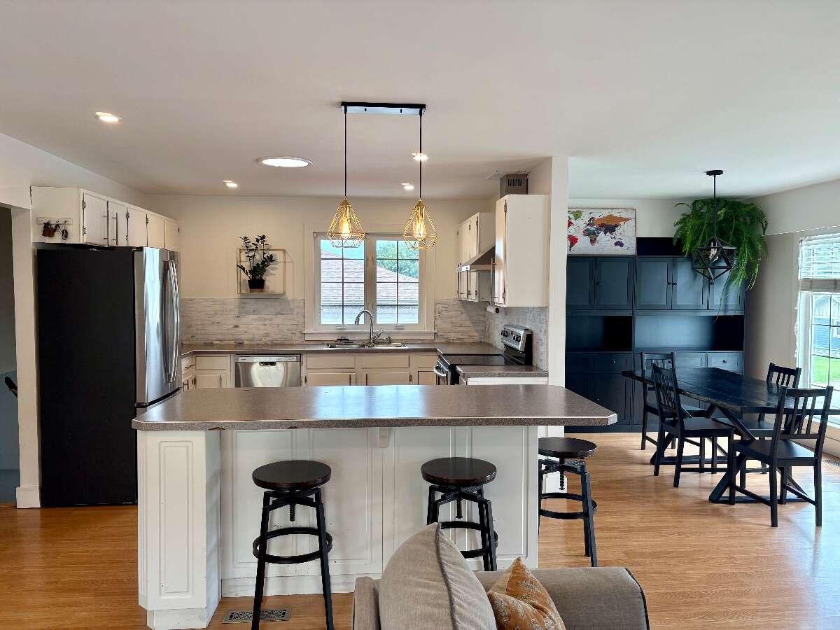 Bright & Spacious Family Home in Downtown Elkford
