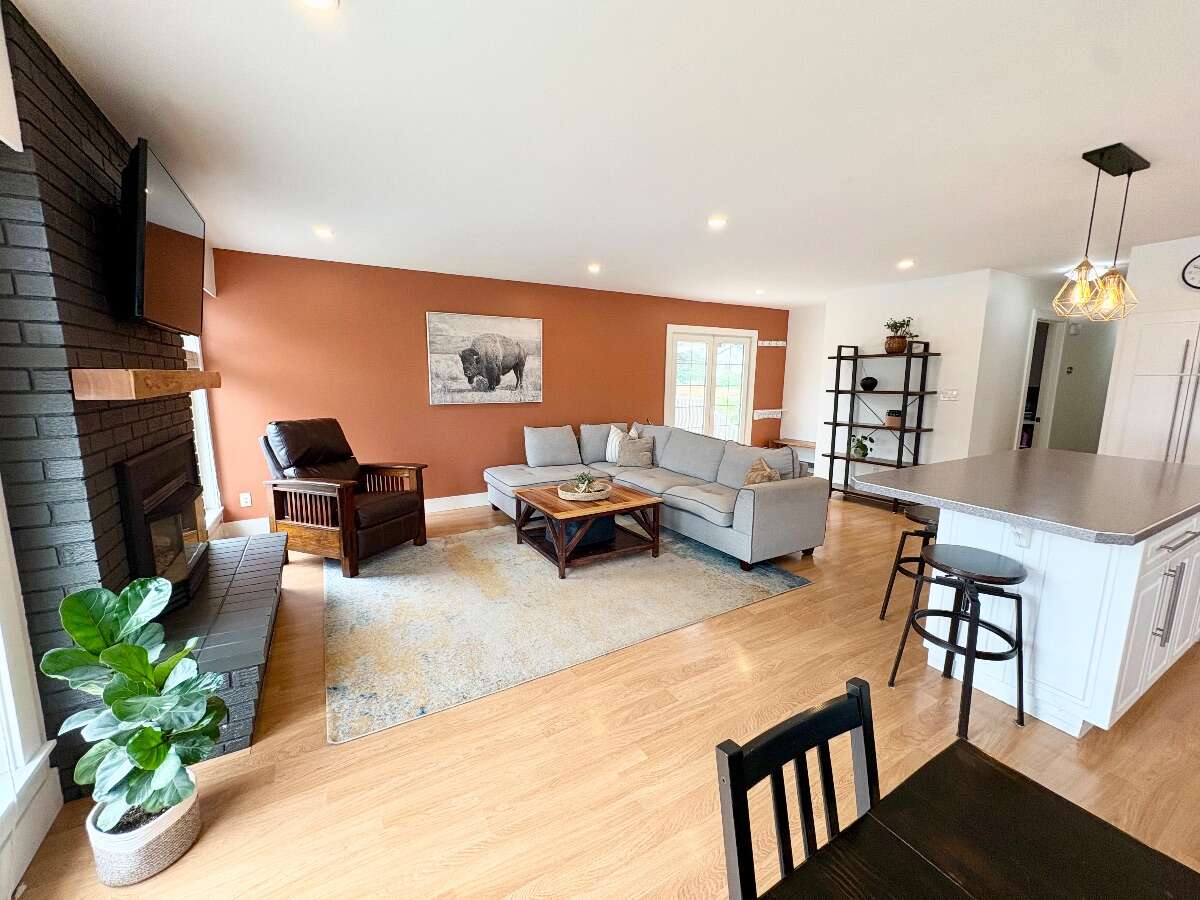 Bright & Spacious Family Home in Downtown Elkford