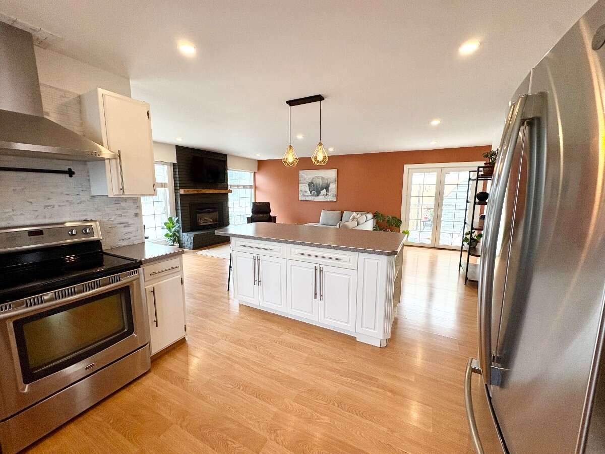 Bright & Spacious Family Home in Downtown Elkford