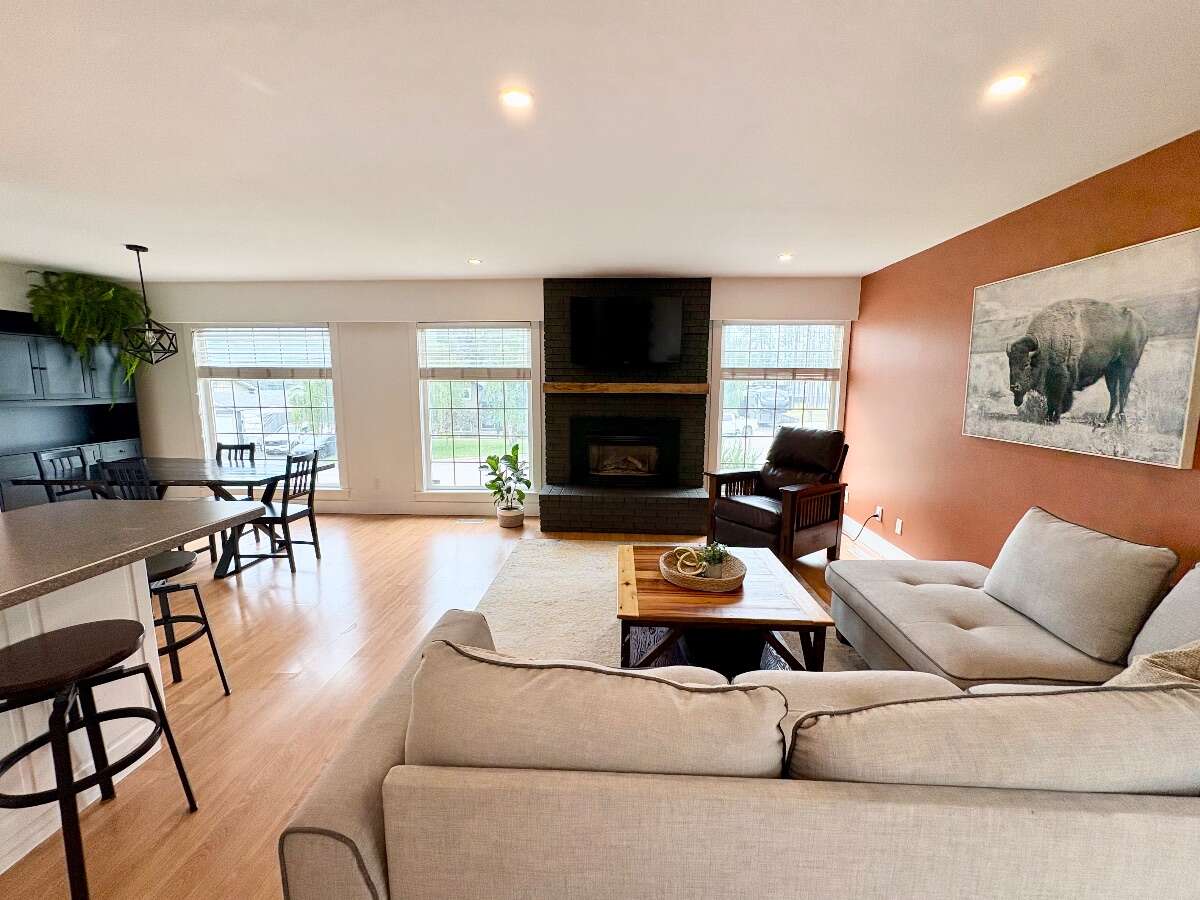 Bright & Spacious Family Home in Downtown Elkford