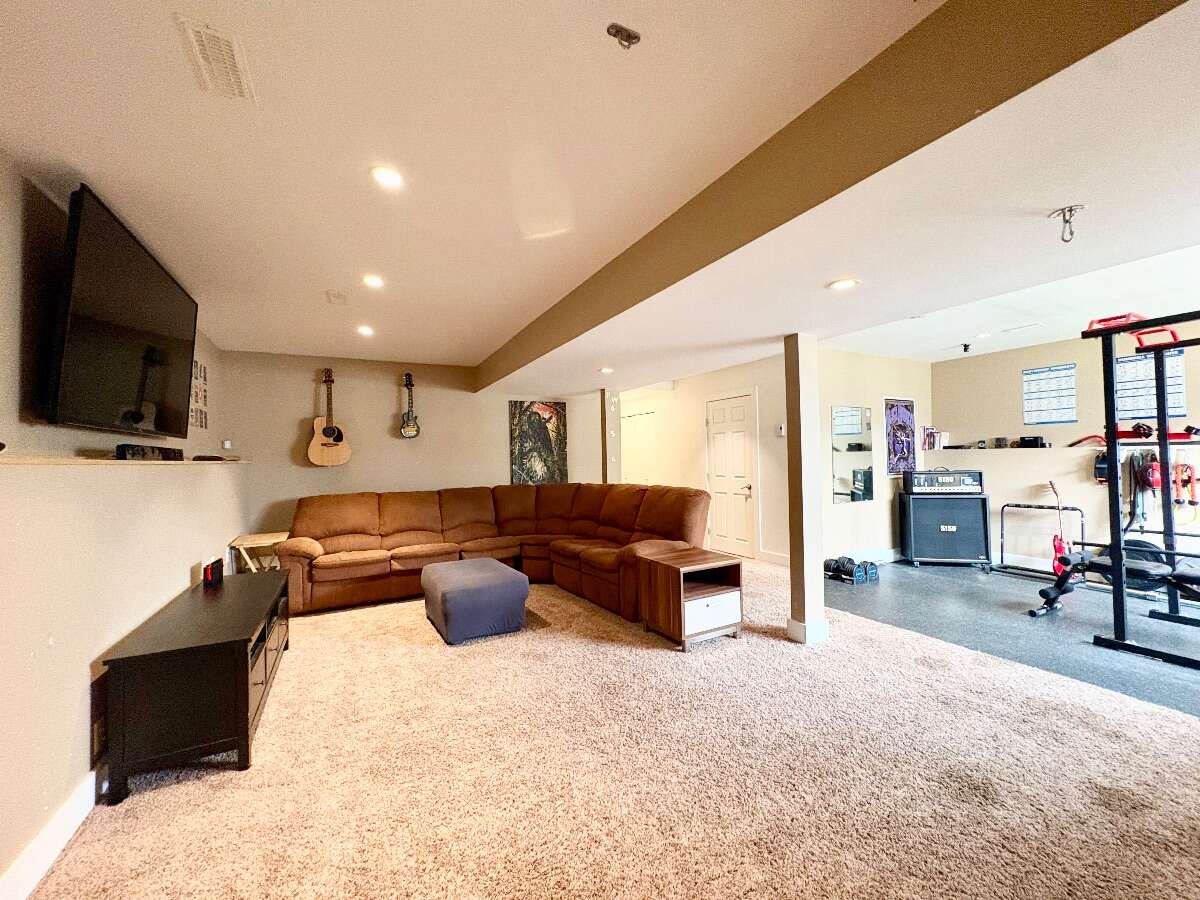 Bright & Spacious Family Home in Downtown Elkford