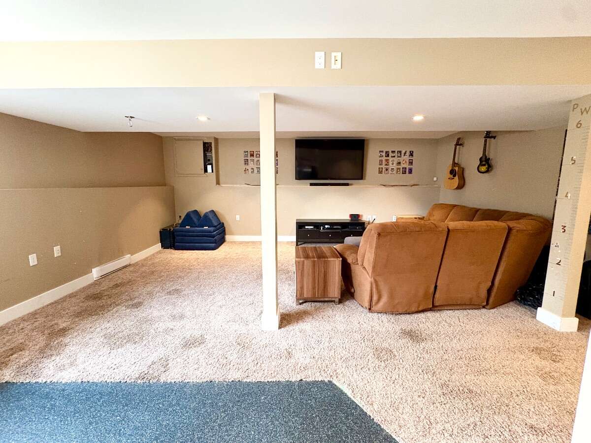 Bright & Spacious Family Home in Downtown Elkford
