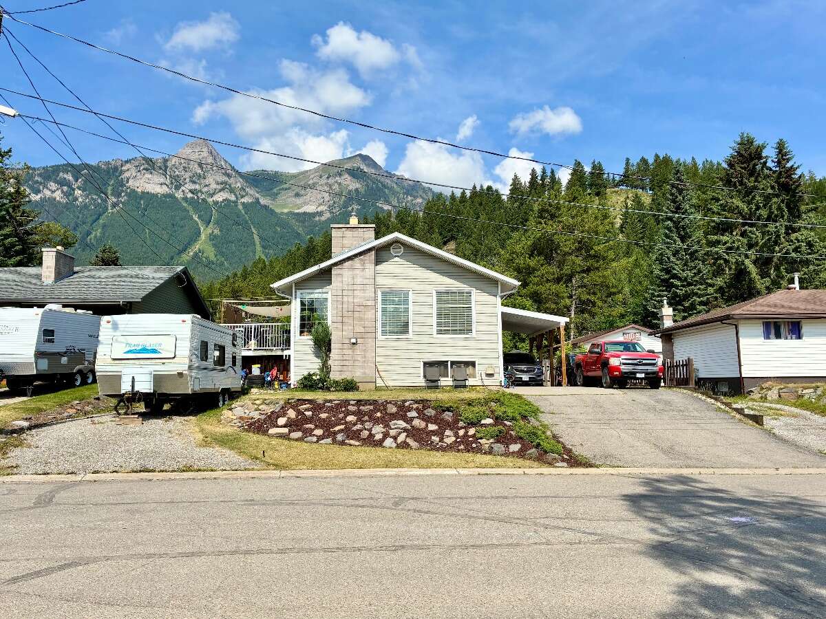 848 Minto Cres