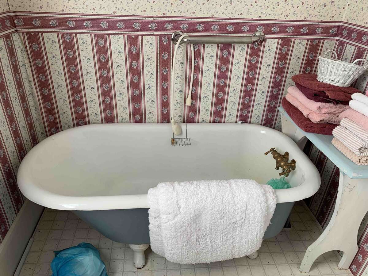 Clawfoot bathtub