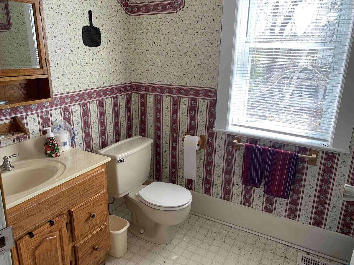 Upper level 3 piece bath