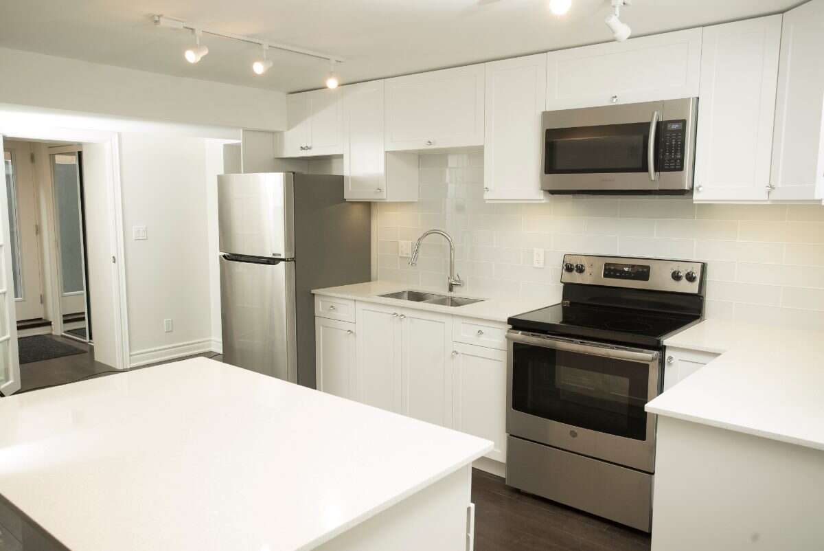  Modern two bed & bath in exclusive neighbourhood