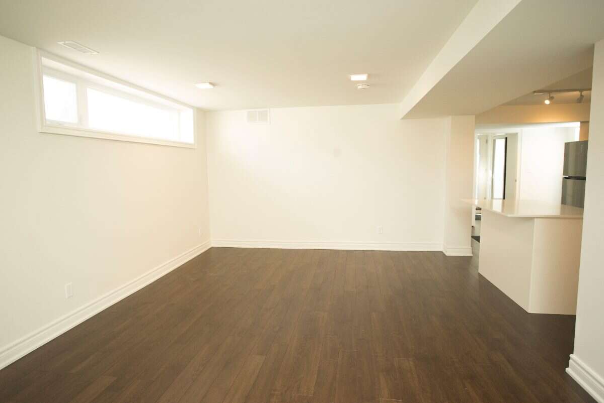  Modern two bed & bath in exclusive neighbourhood