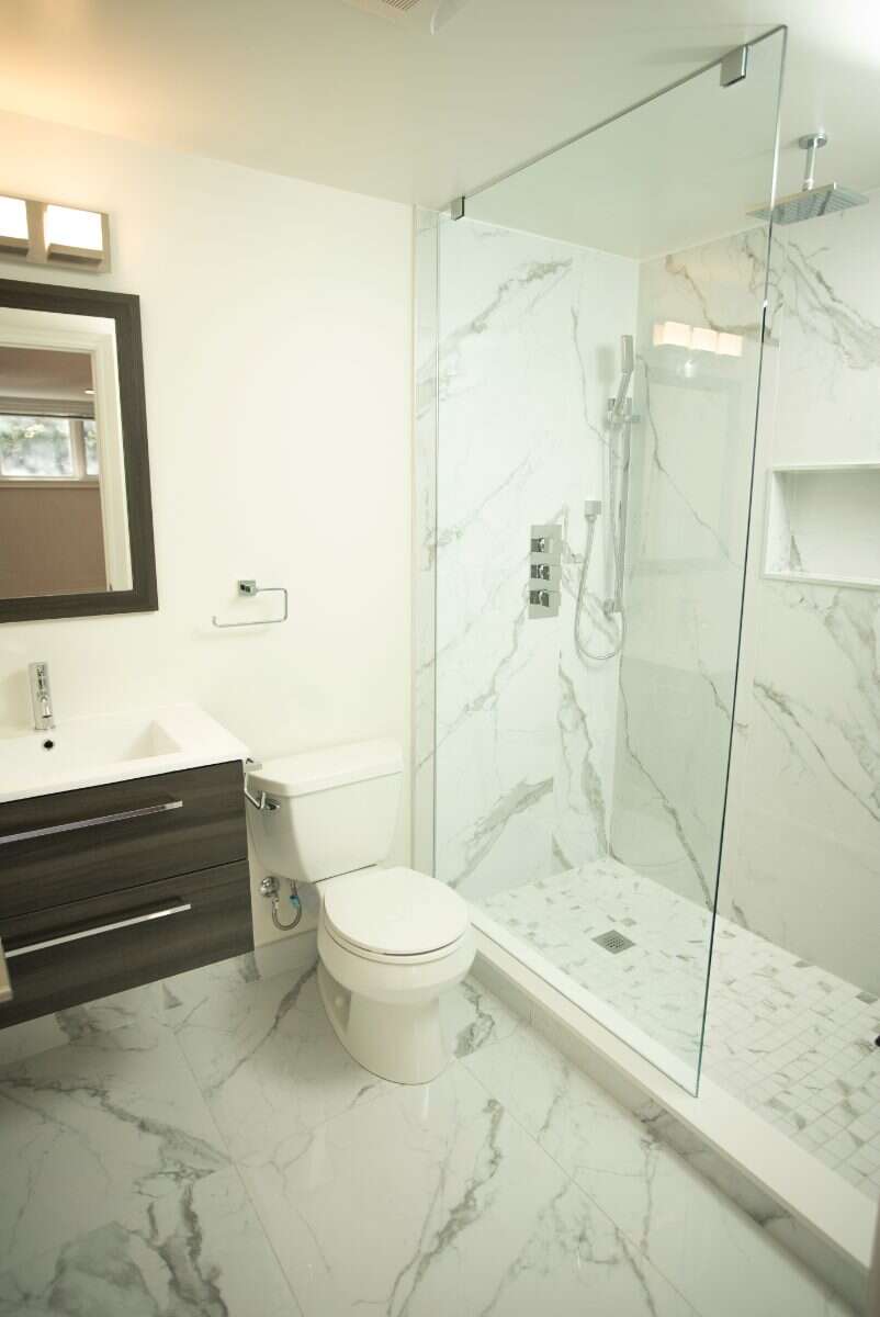  Modern two bed & bath in exclusive neighbourhood