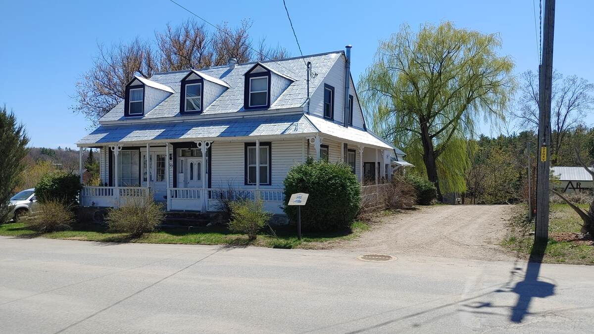 House / Detached House For Sale in Portage-du-Fort, QC - 6 bed, 2 bath
