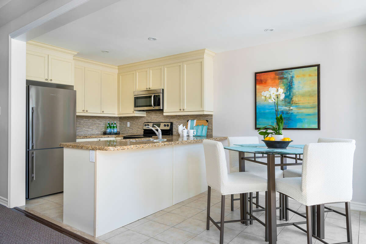 Gourmet Kitchen and Dining area with breakfast bar