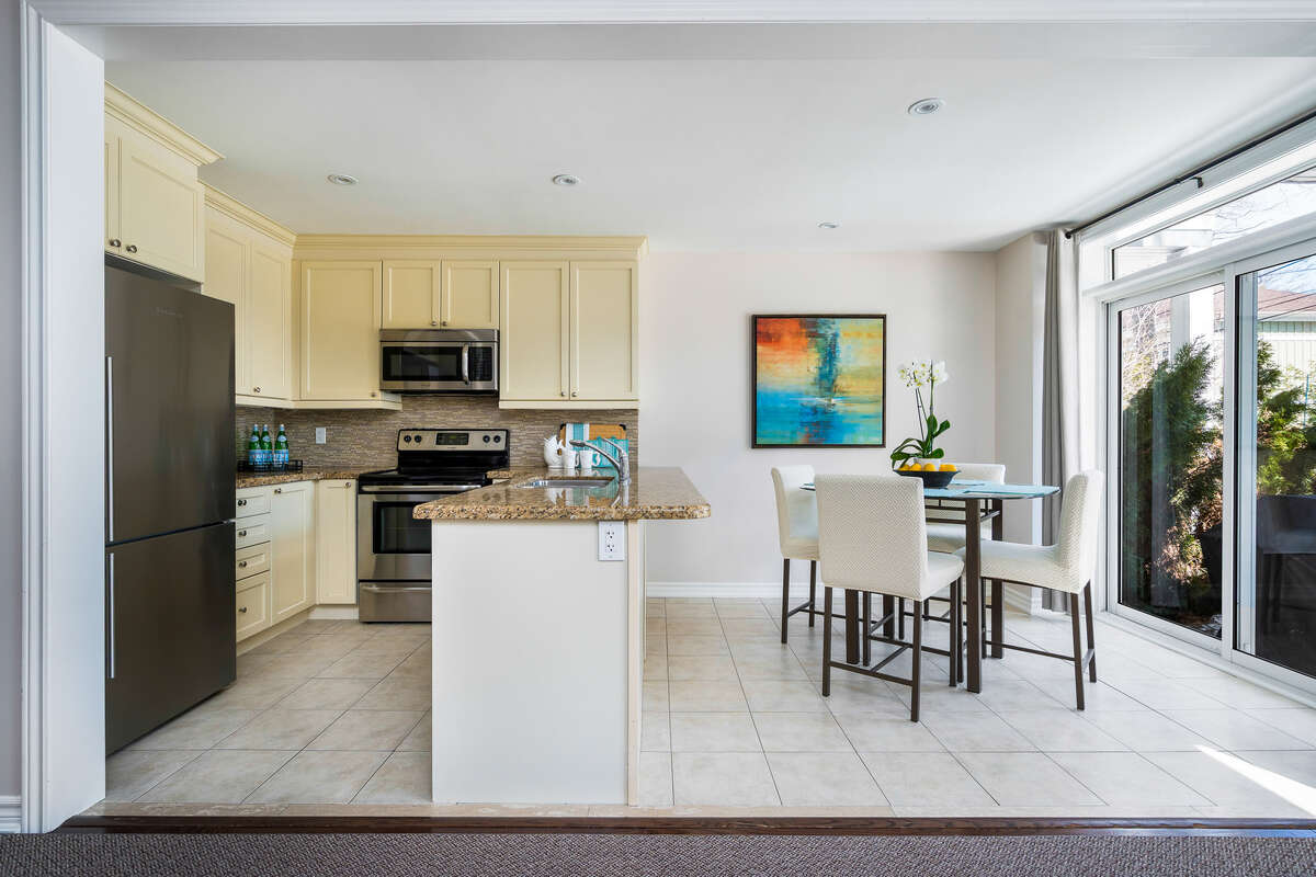 Gourmet Kitchen and Dining area with breakfast bar
