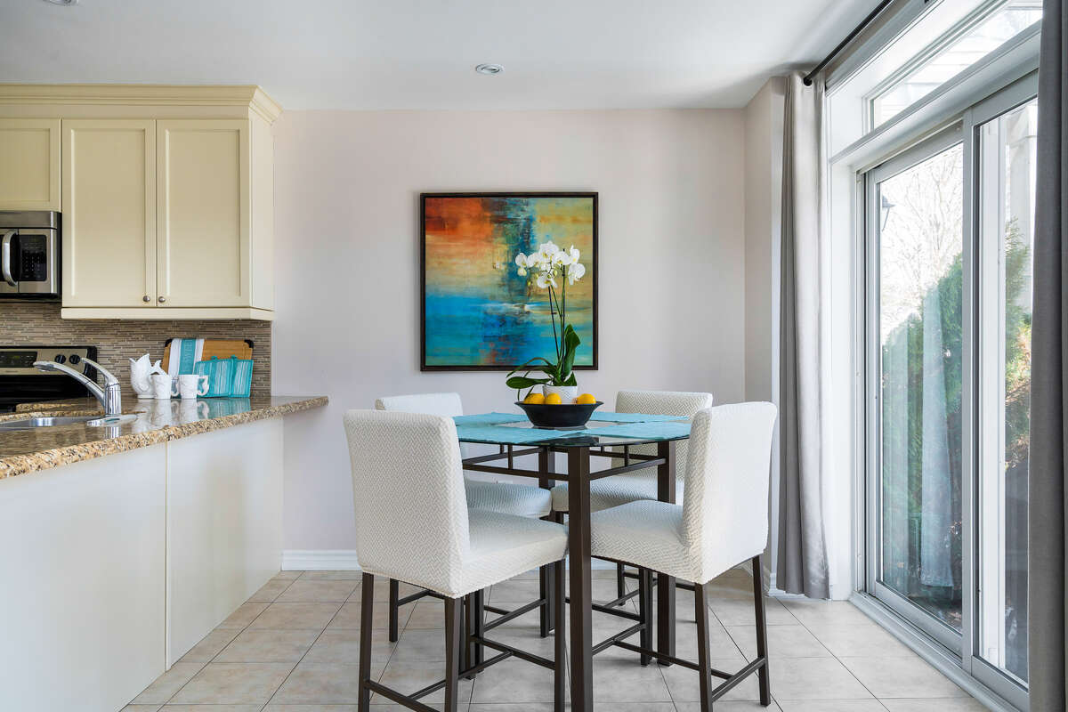 Dining area and breakfast bar
