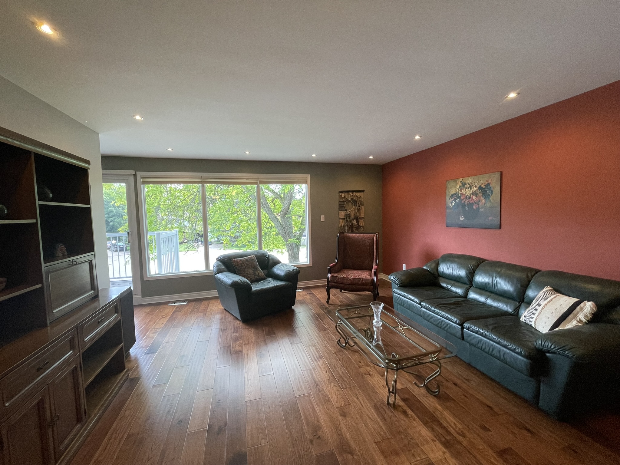 Executive bi-level home quiet Cul-de-Sac