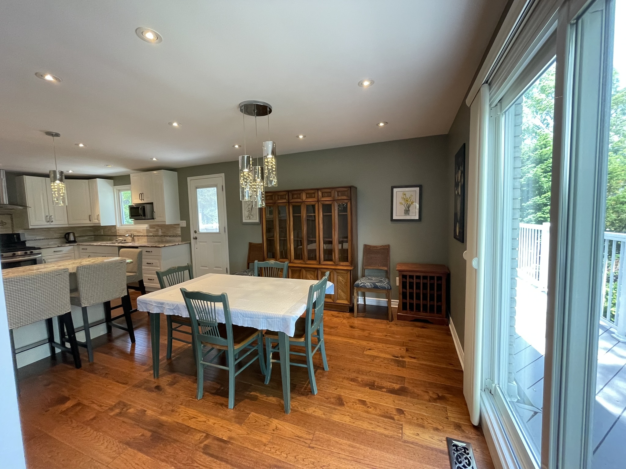 Executive bi-level home quiet Cul-de-Sac