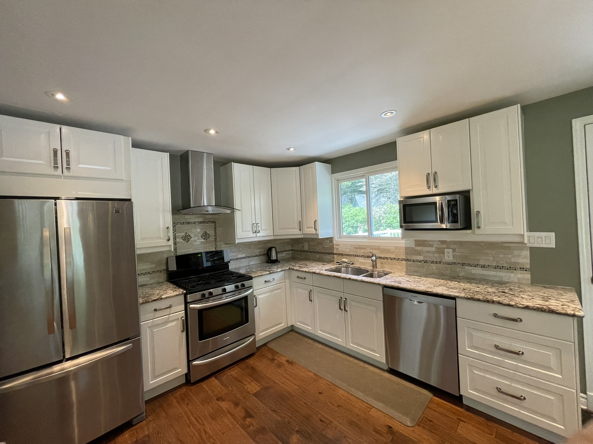 Executive bi-level home quiet Cul-de-Sac