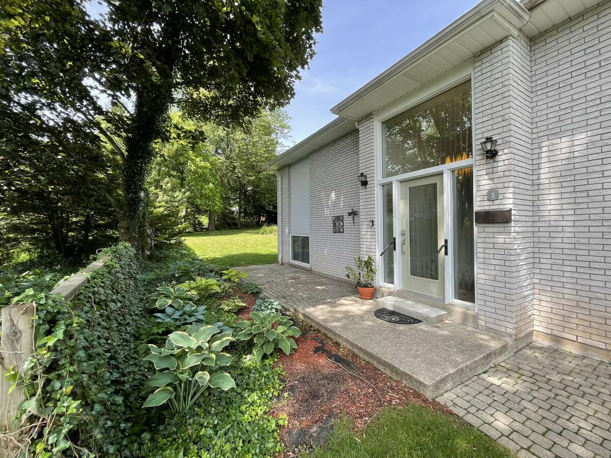 Executive bi-level home quiet Cul-de-Sac