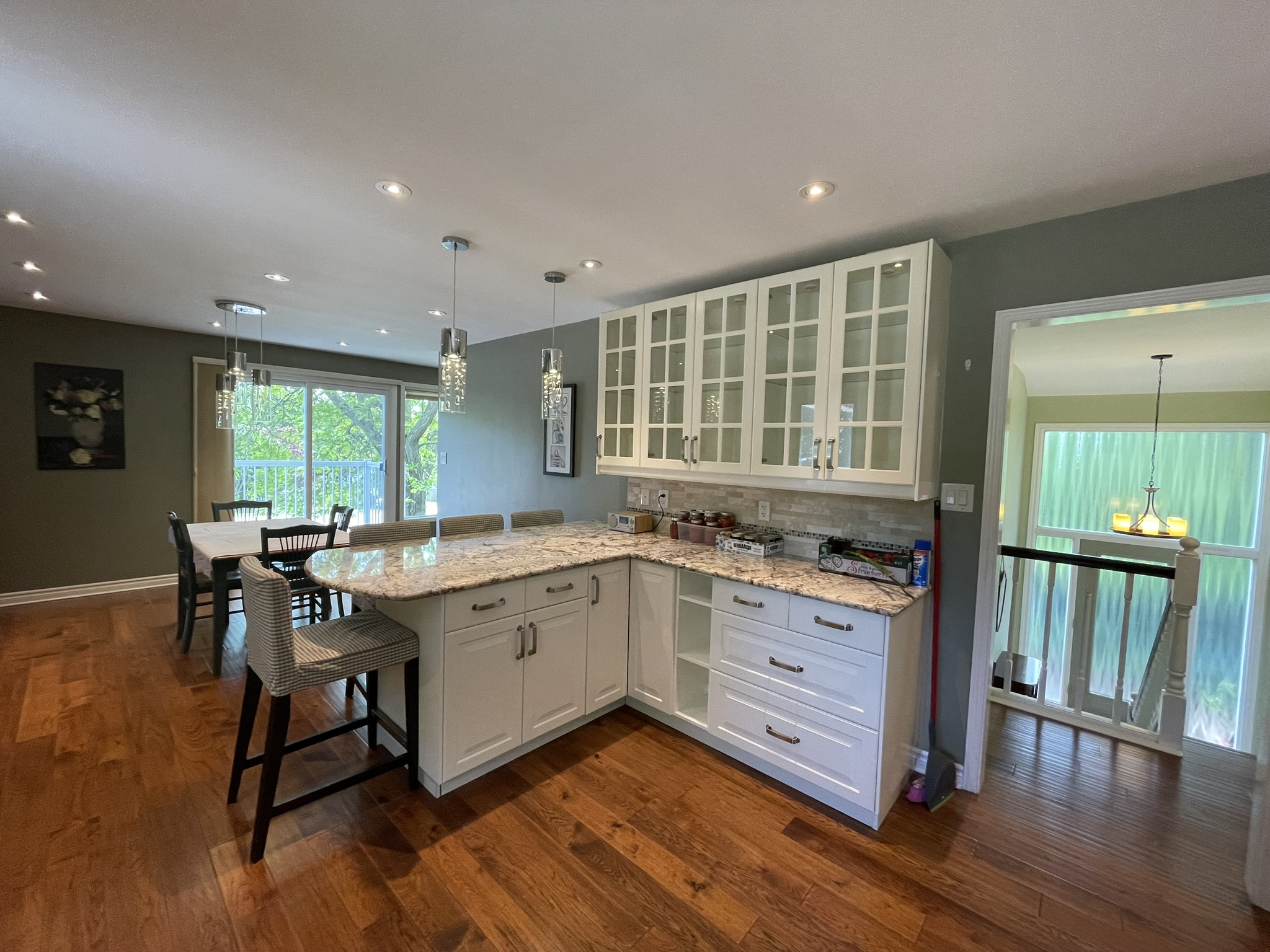 Executive bi-level home quiet Cul-de-Sac