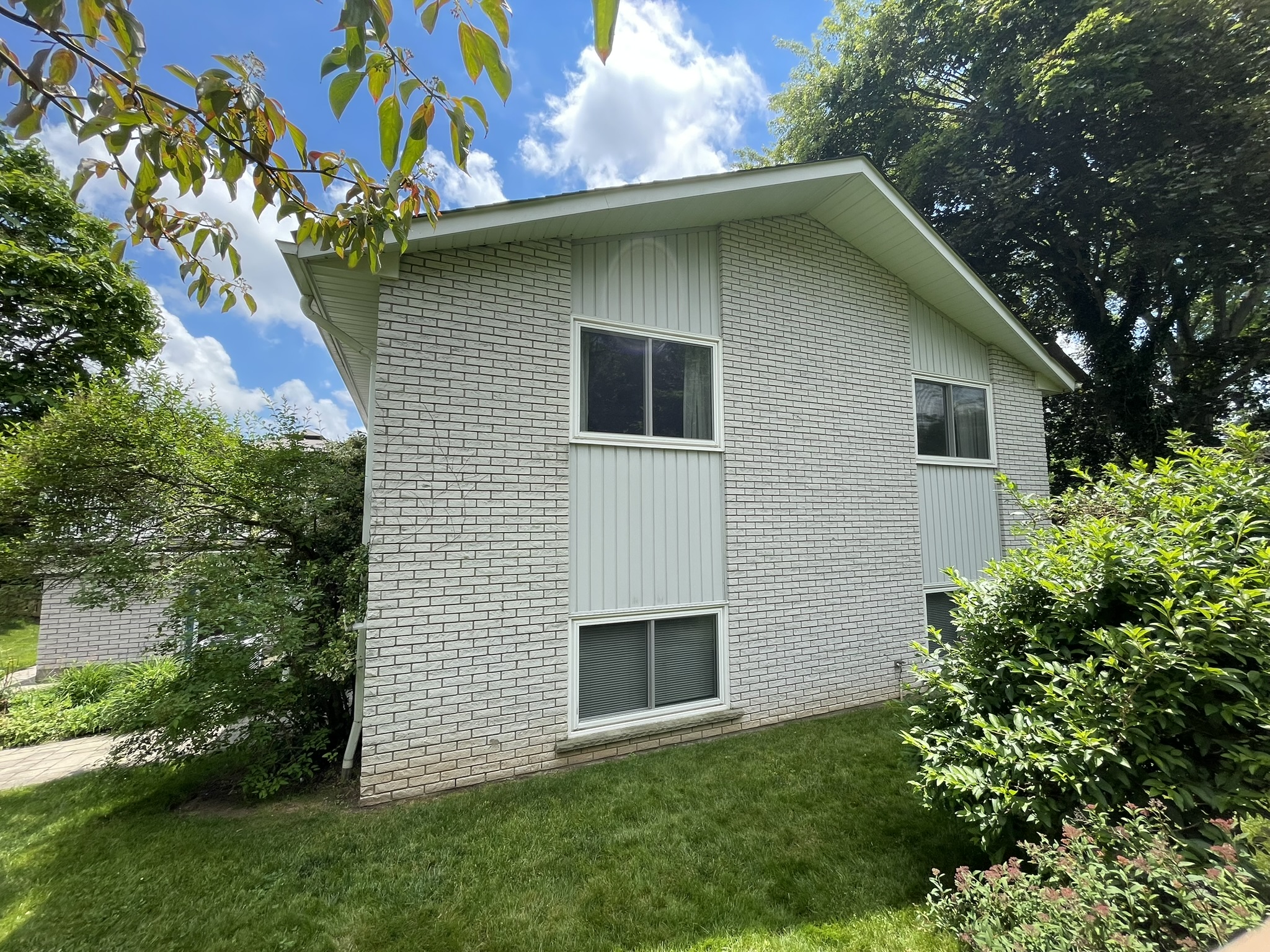 Executive bi-level home quiet Cul-de-Sac