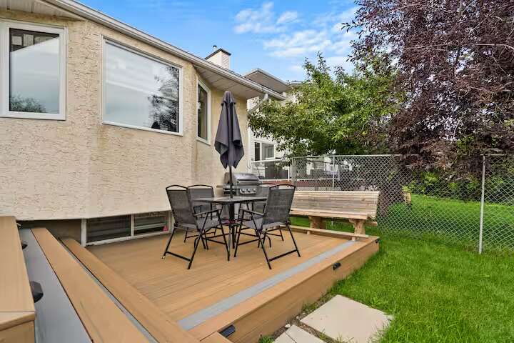 Bright 5 Bedroom Luxury Family home in NW Calgary