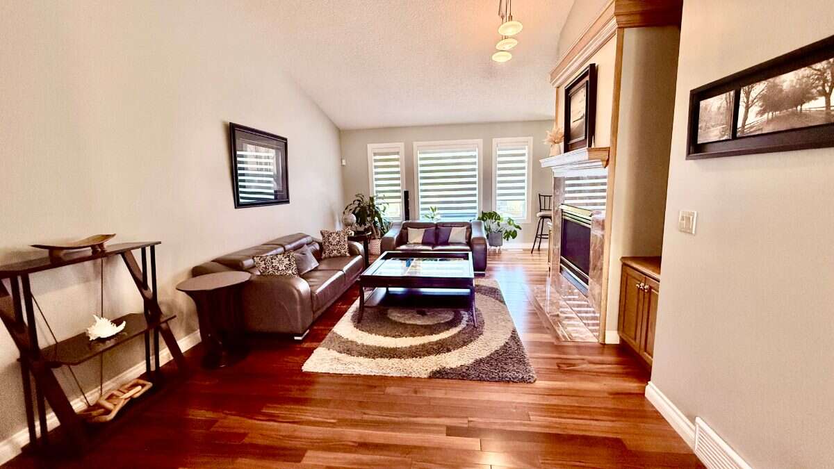 Bright 5 Bedroom Luxury Family home in NW Calgary