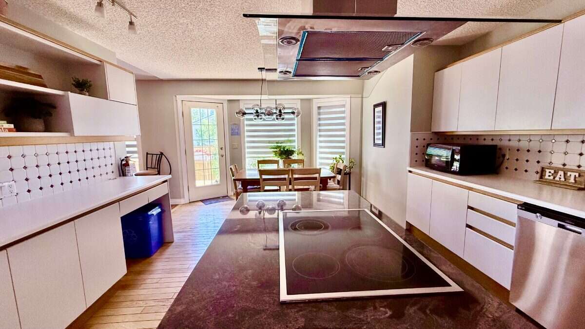 Bright 5 Bedroom Luxury Family home in NW Calgary