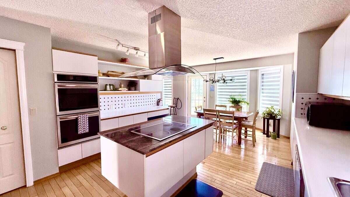 Bright 5 Bedroom Luxury Family home in NW Calgary