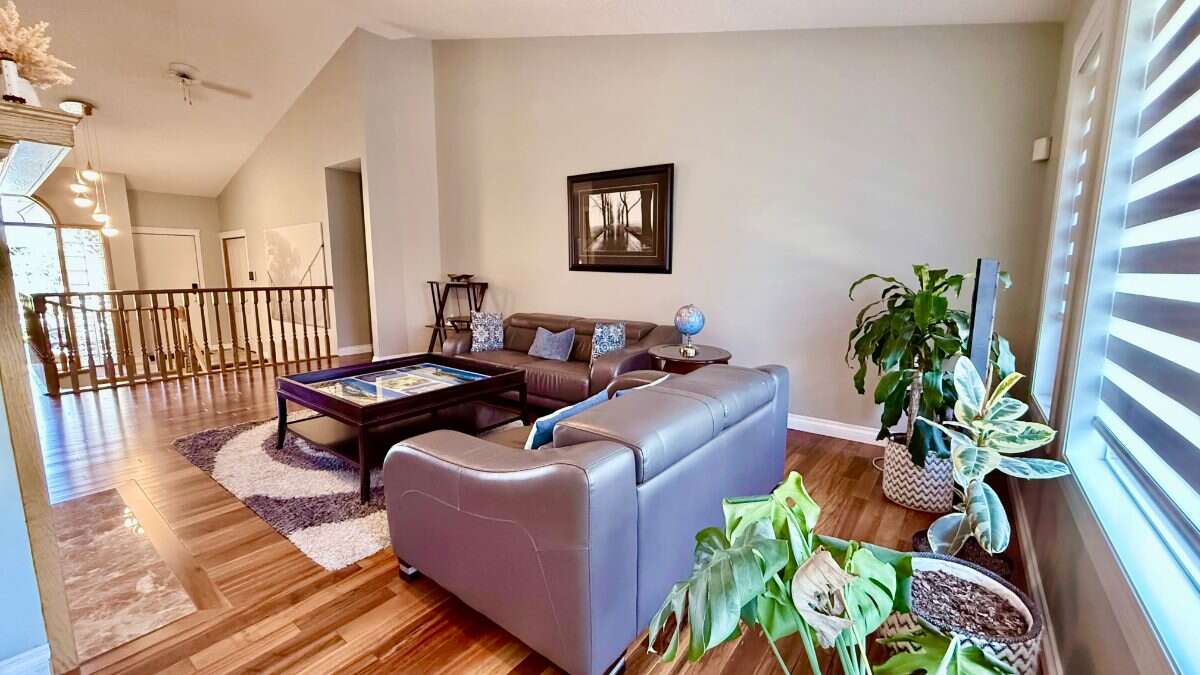 Bright 5 Bedroom Luxury Family home in NW Calgary