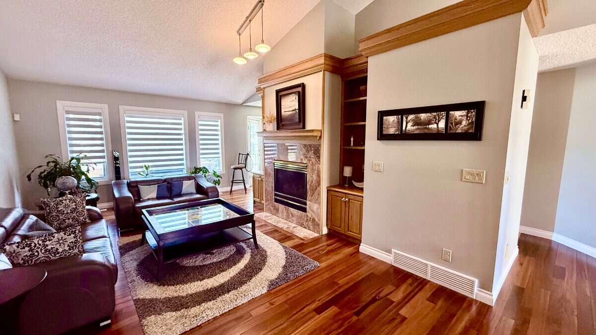 Bright 5 Bedroom Luxury Family home in NW Calgary