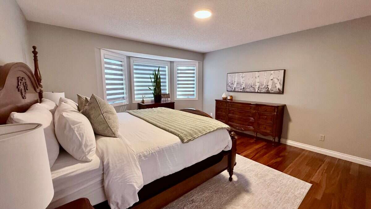 Bright 5 Bedroom Luxury Family home in NW Calgary