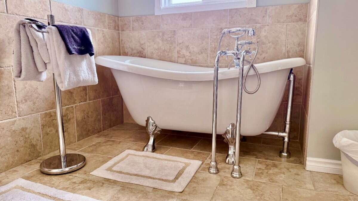 Bright 5 Bedroom Luxury Family home in NW Calgary