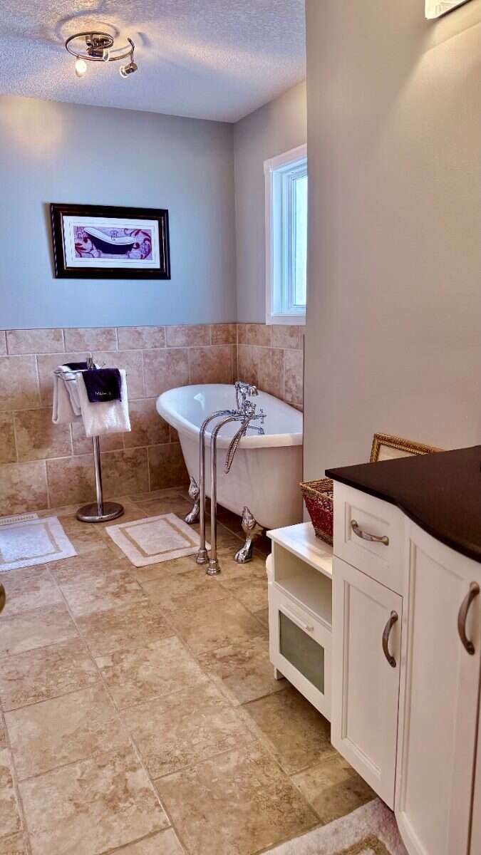 Bright 5 Bedroom Luxury Family home in NW Calgary