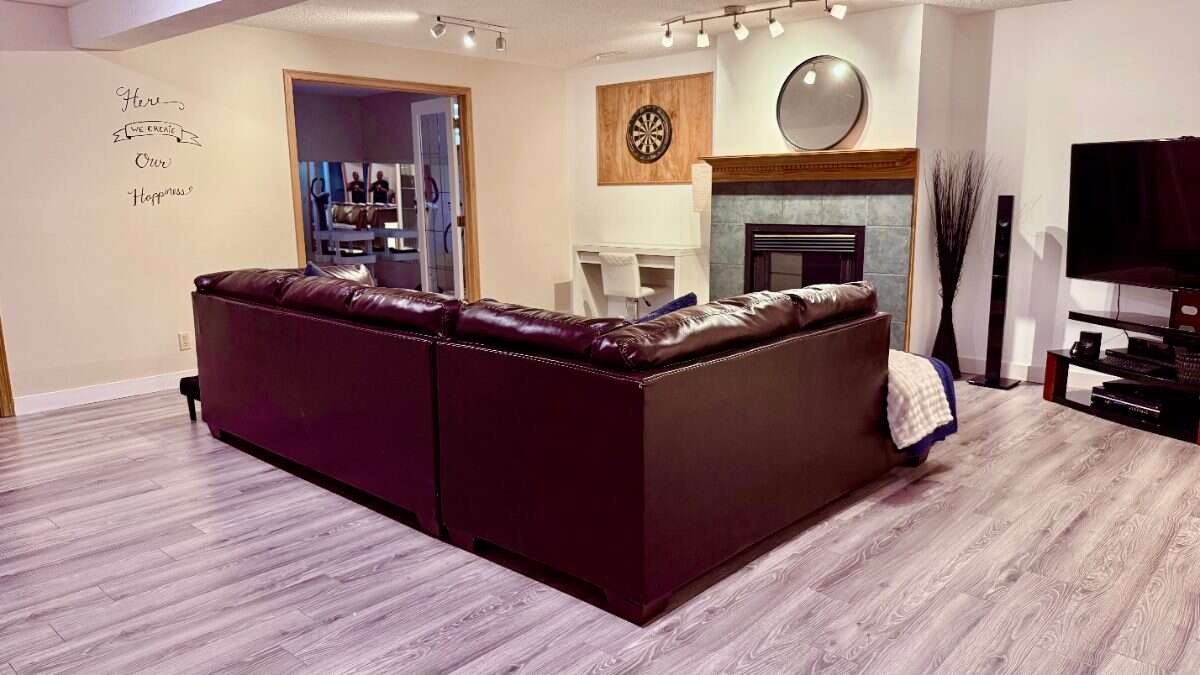 Bright 5 Bedroom Luxury Family home in NW Calgary