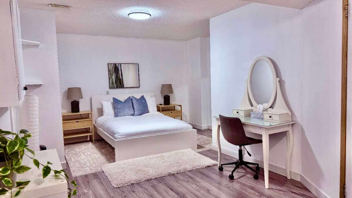 Bright 5 Bedroom Luxury Family home in NW Calgary
