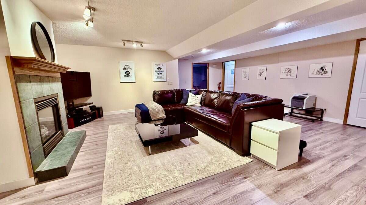 Bright 5 Bedroom Luxury Family home in NW Calgary