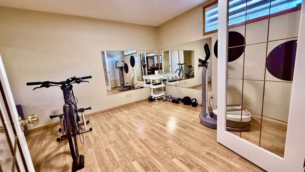 Bright 5 Bedroom Luxury Family home in NW Calgary