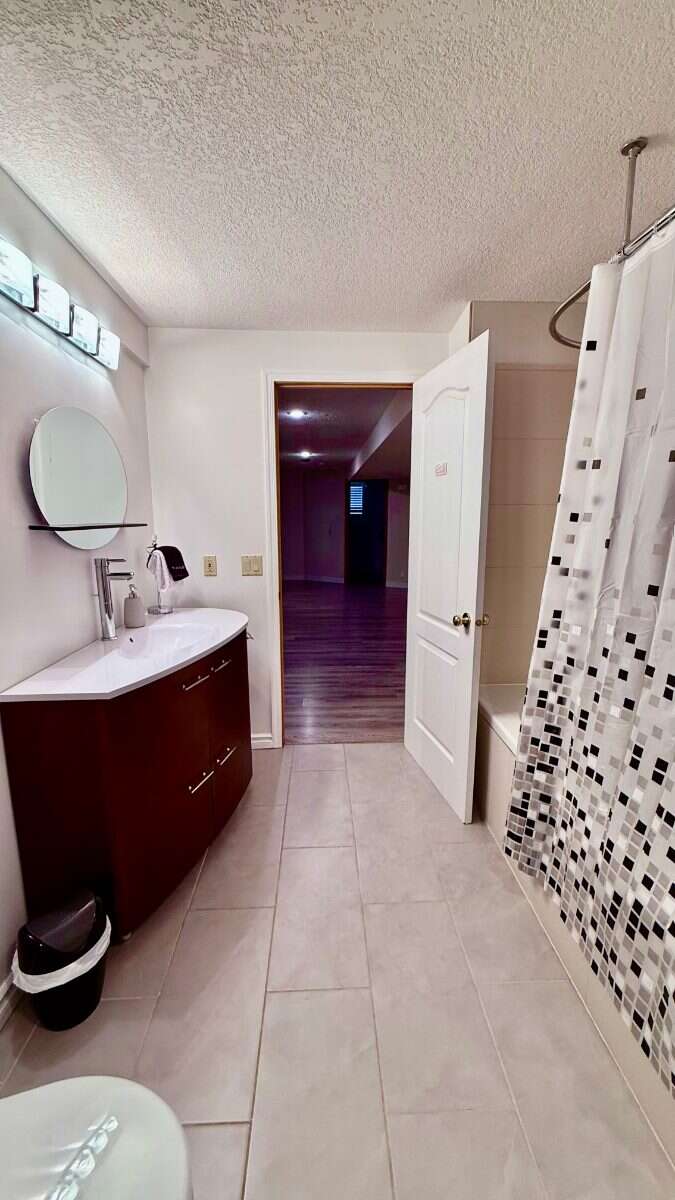 Bright 5 Bedroom Luxury Family home in NW Calgary