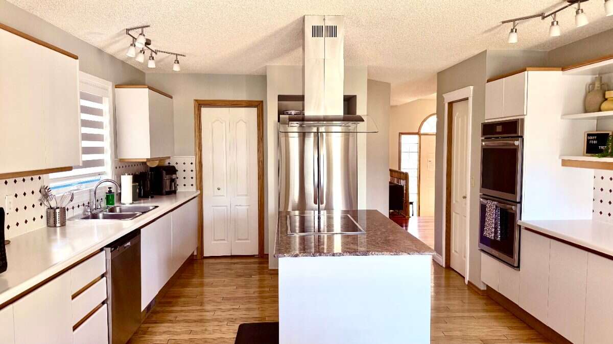 Bright 5 Bedroom Luxury Family home in NW Calgary