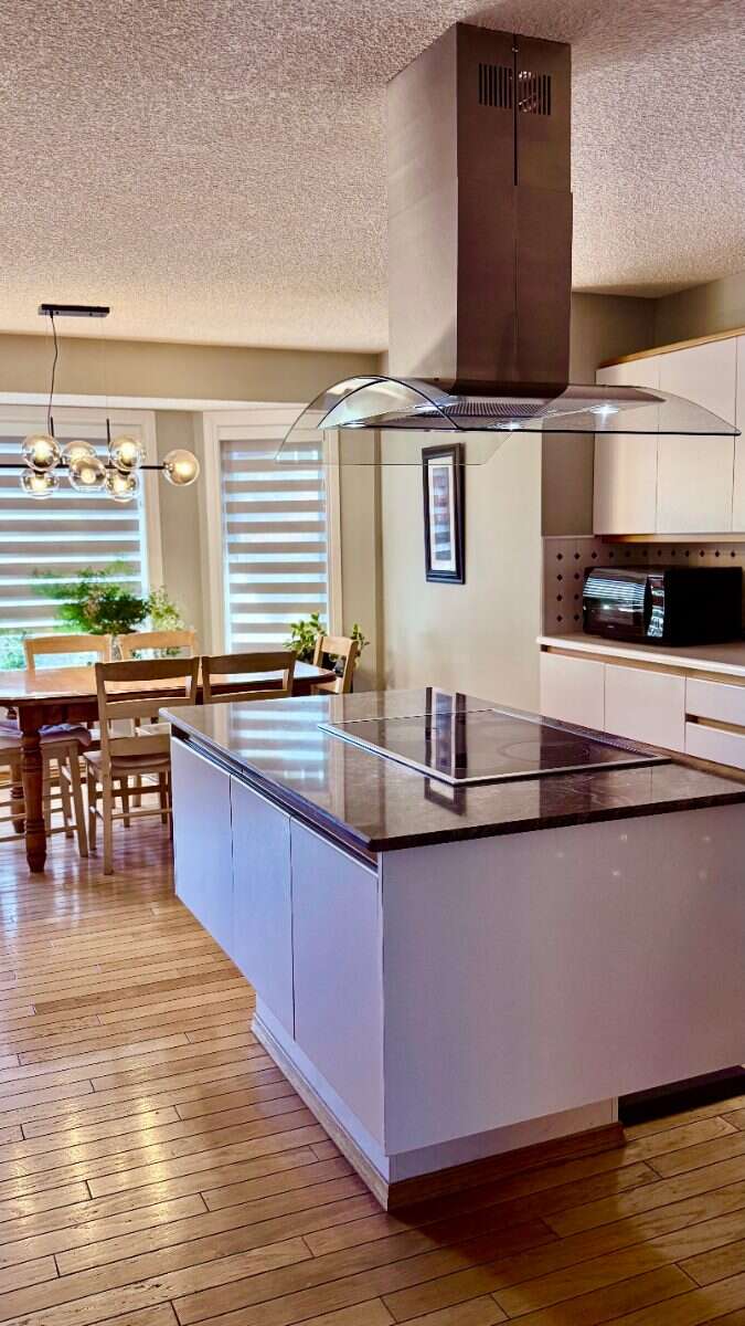 Bright 5 Bedroom Luxury Family home in NW Calgary