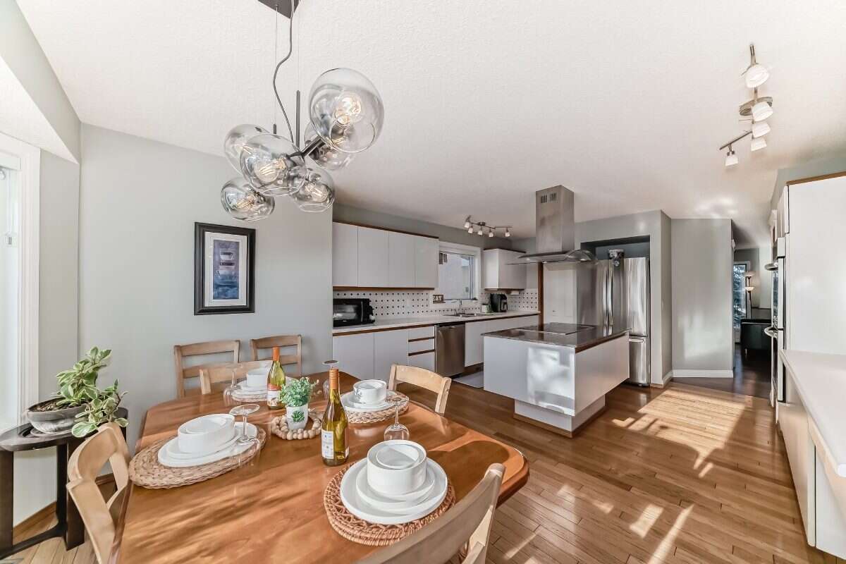 Bright 5 Bedroom Luxury Family home in NW Calgary