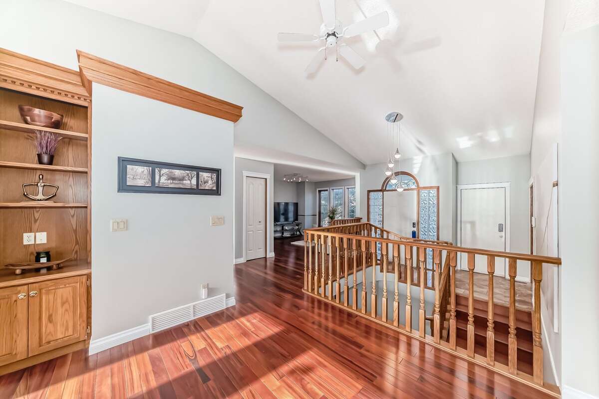 Bright 5 Bedroom Luxury Family home in NW Calgary