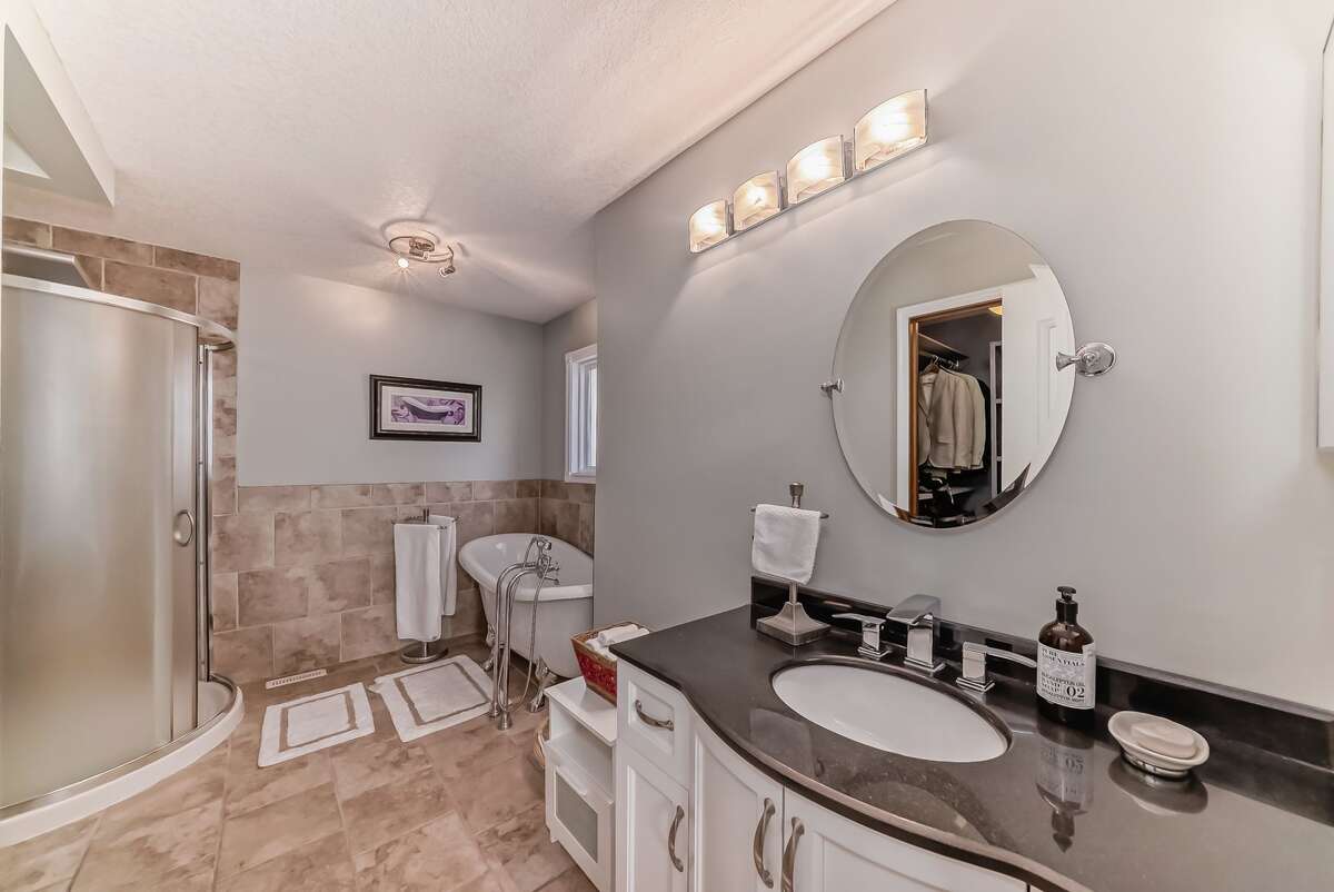 Bright 5 Bedroom Luxury Family home in NW Calgary