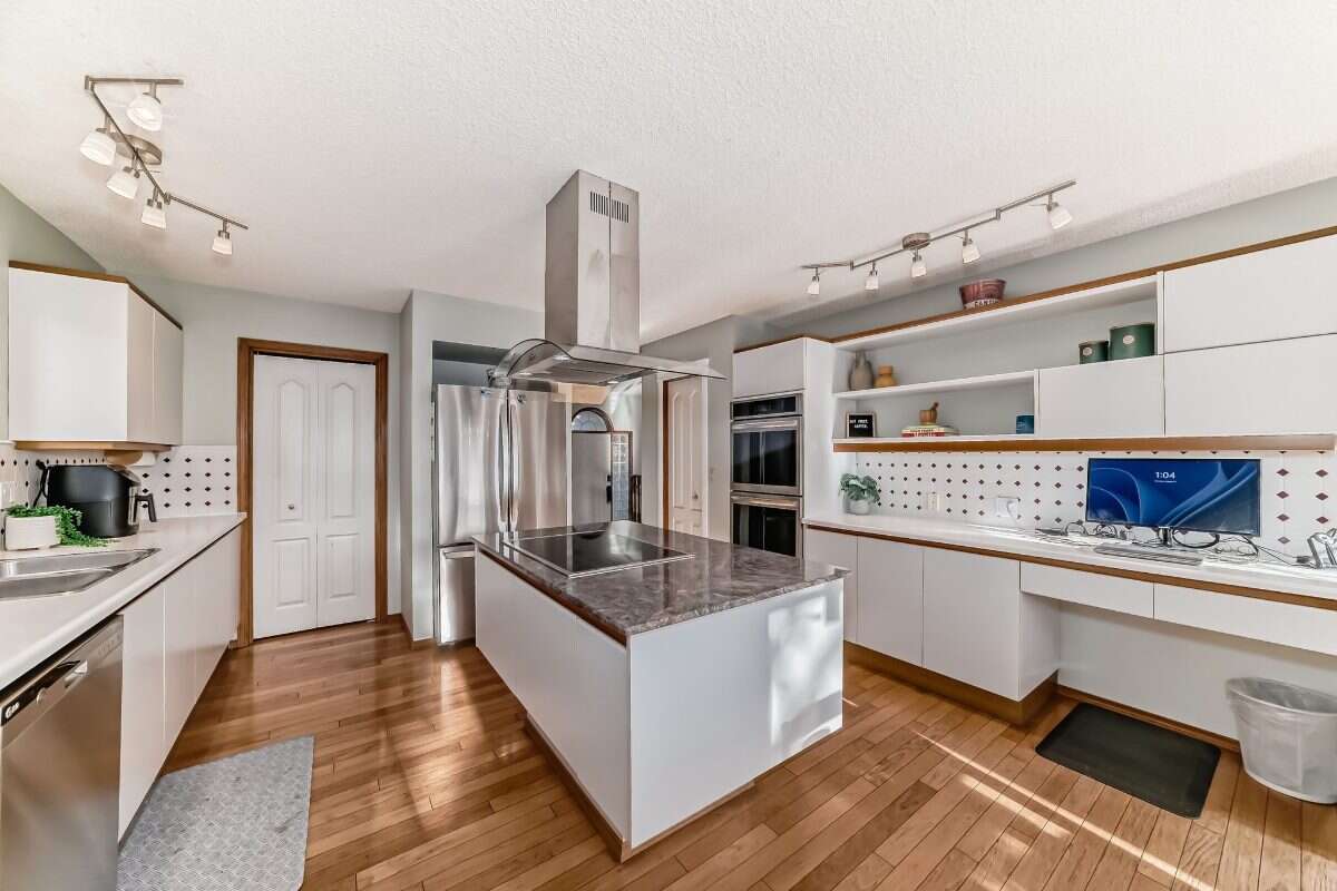 Bright 5 Bedroom Luxury Family home in NW Calgary